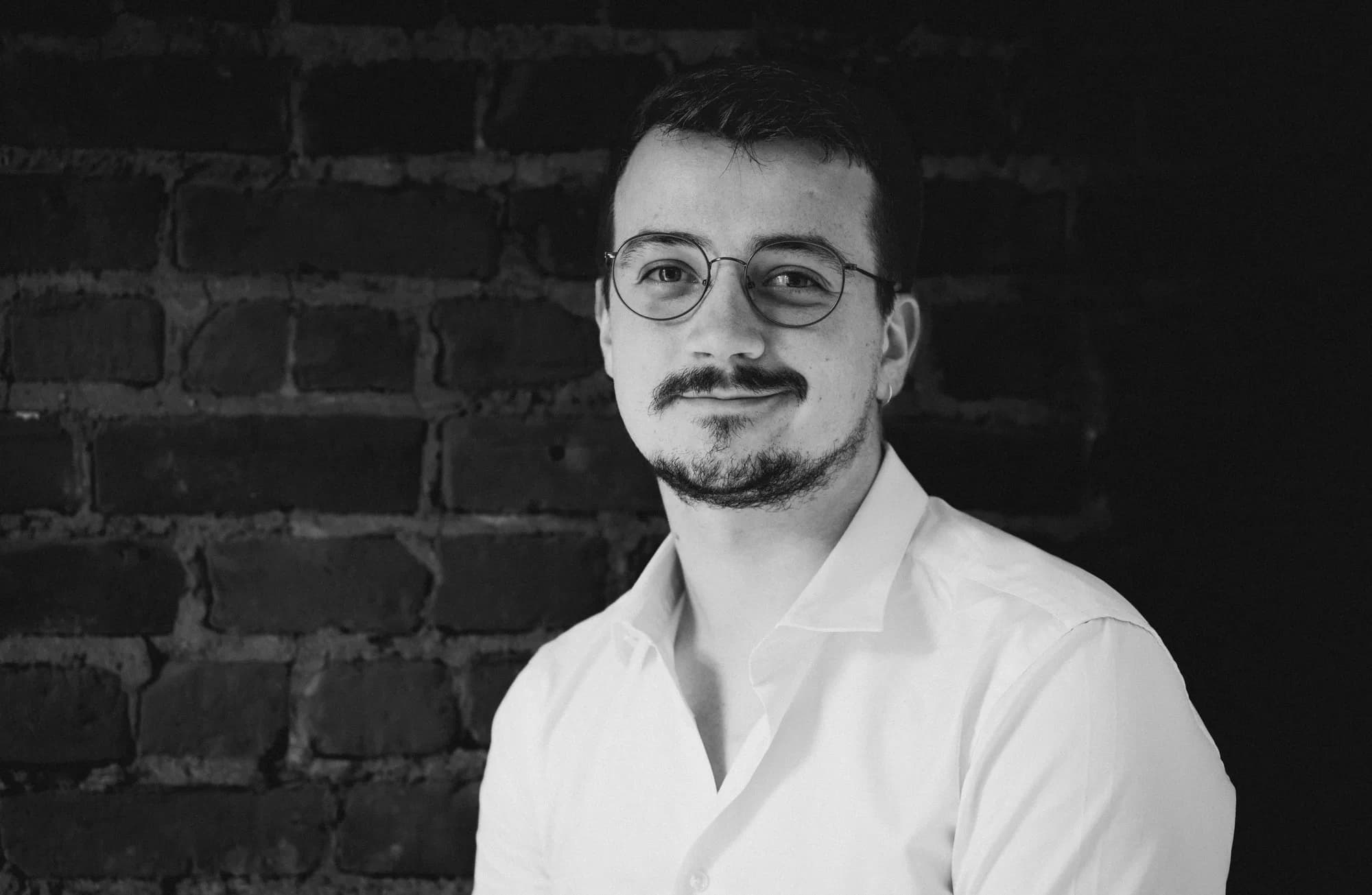 Portrait de Valentin Legoupil en extérieur