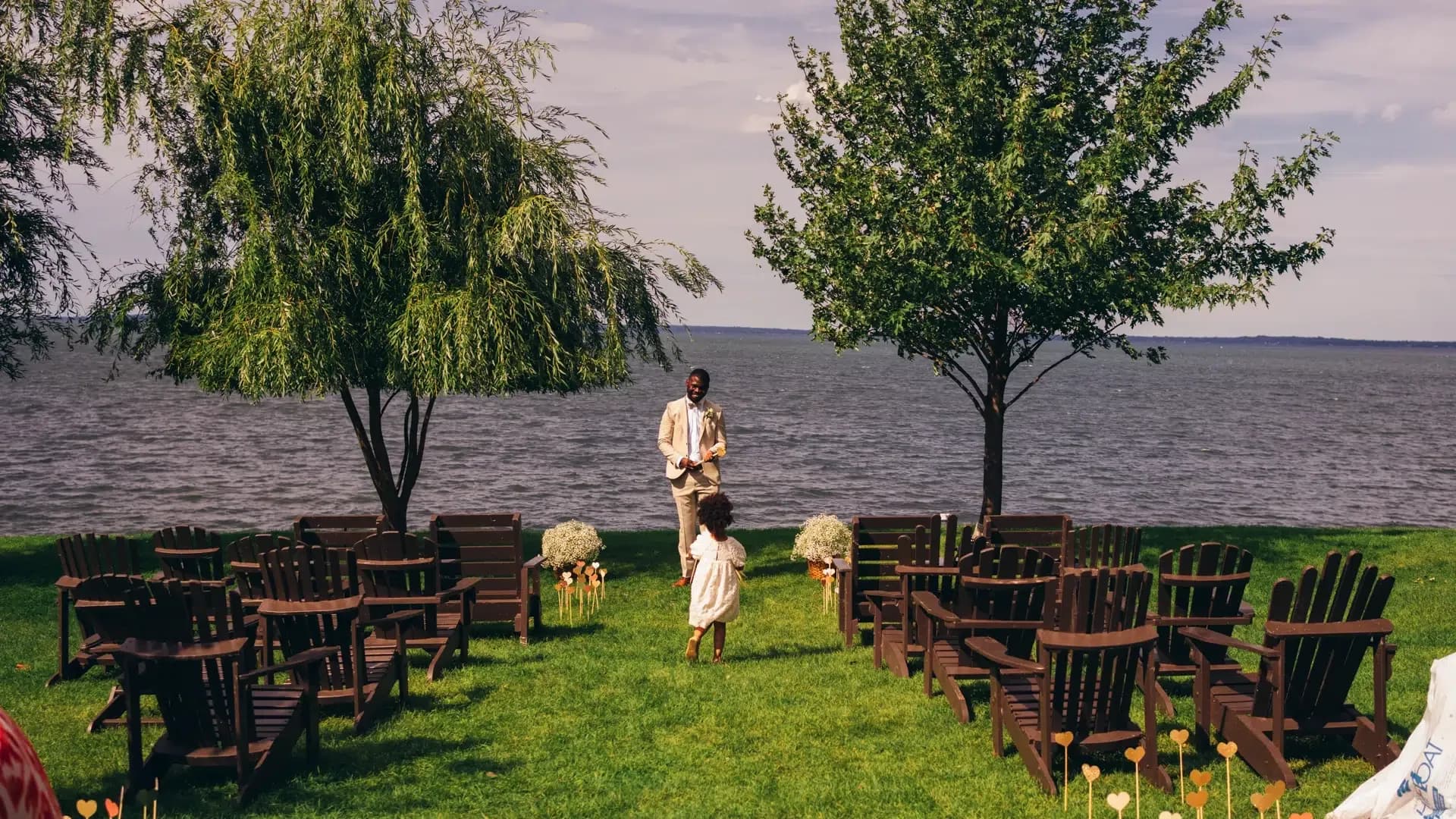 Table dressée pour un mariage, lumière naturelle
