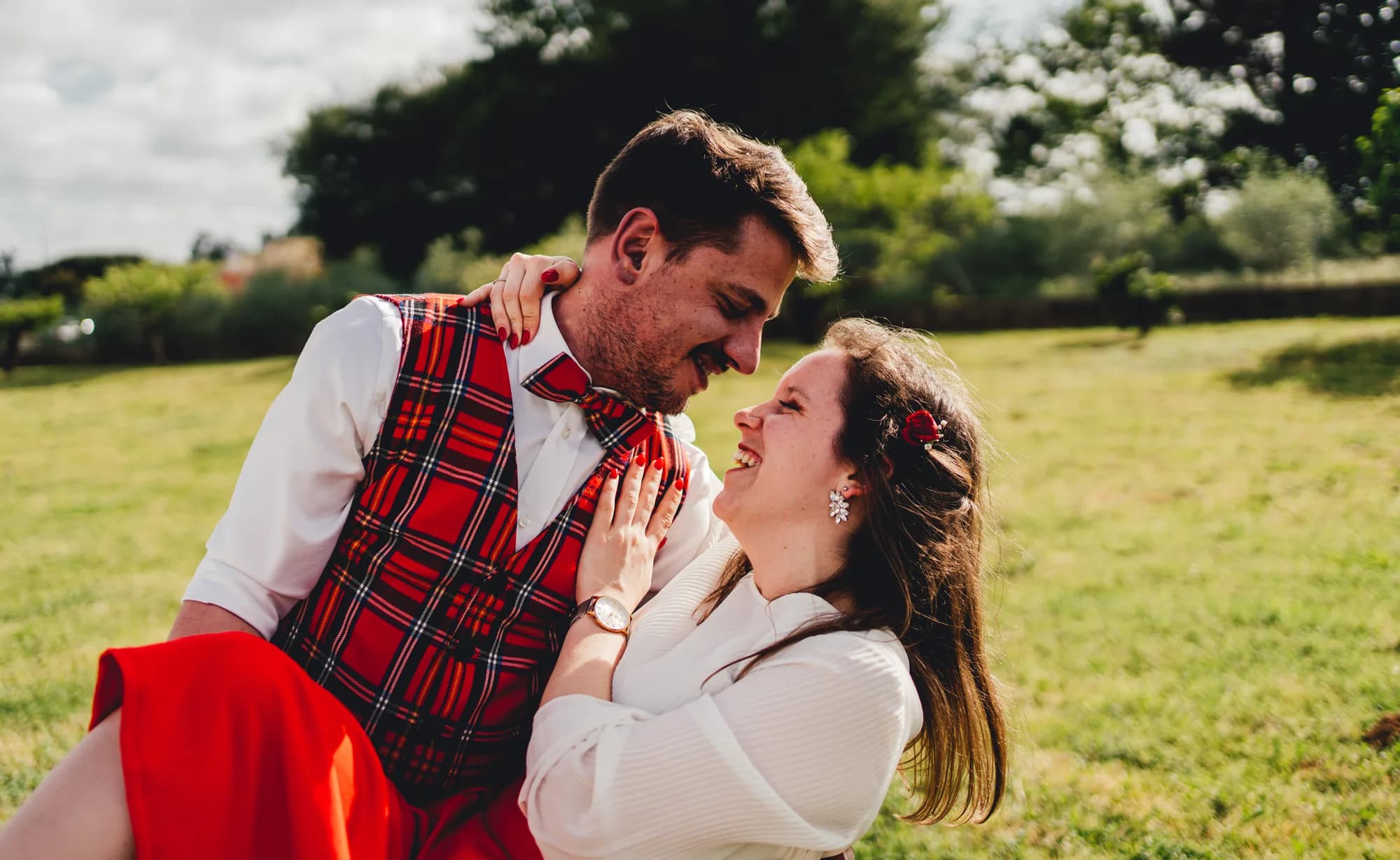 Couple complice en extérieur