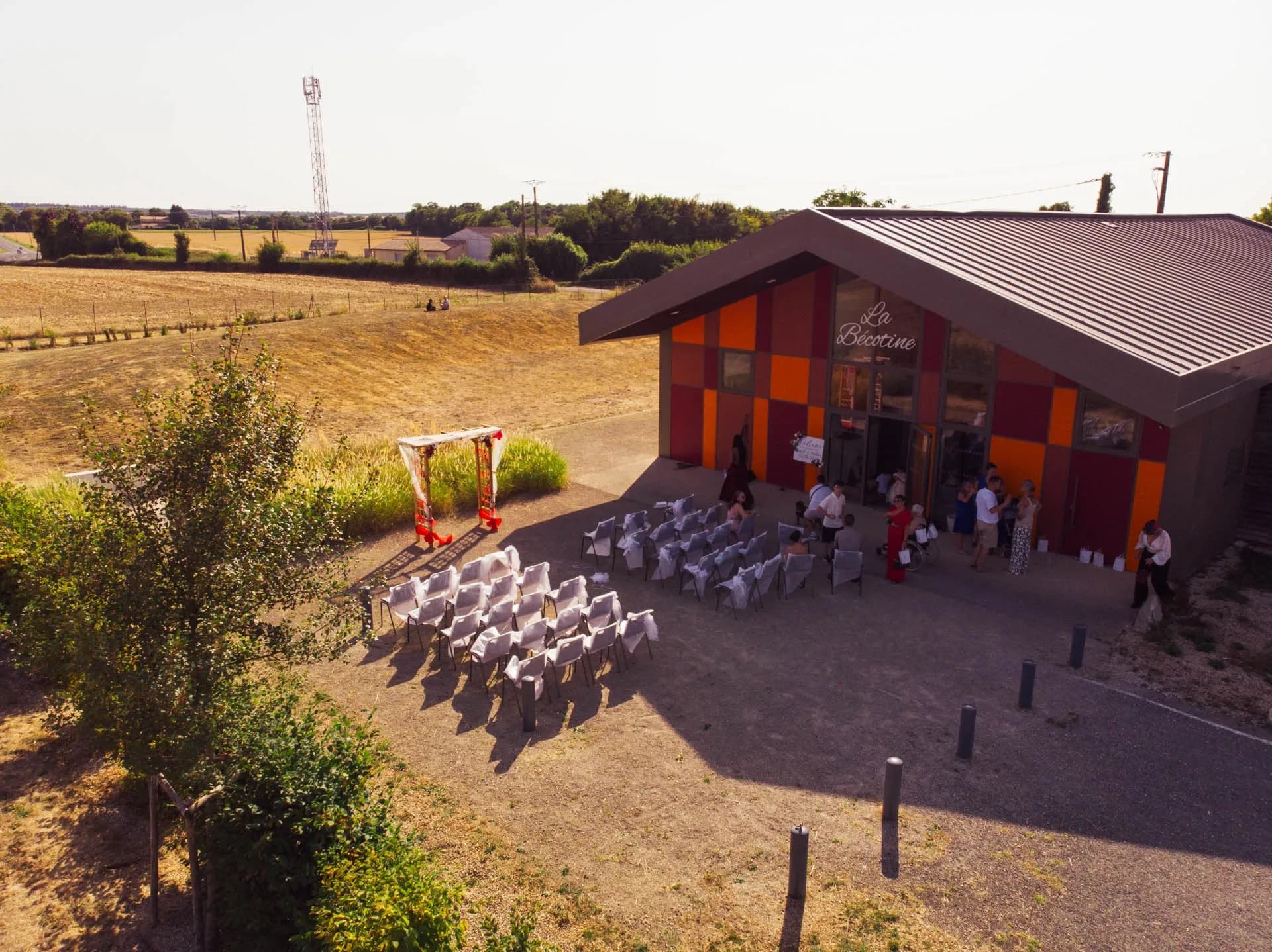 Vue aérienne du lieu de réception à la campagne, cérémonie en extérieur