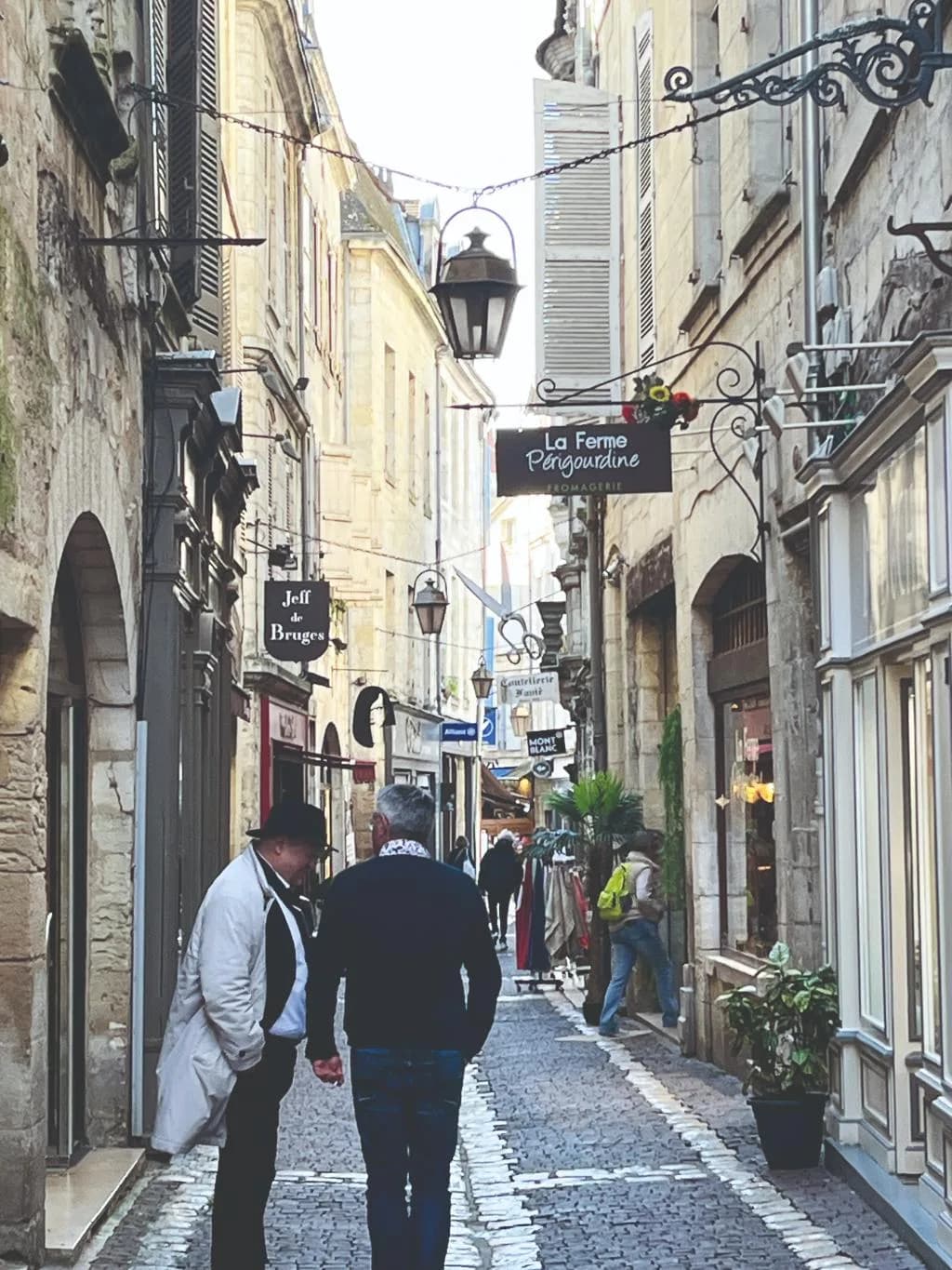 Ruelle pavée du centre historique de Périgueux, commerces et lanterne