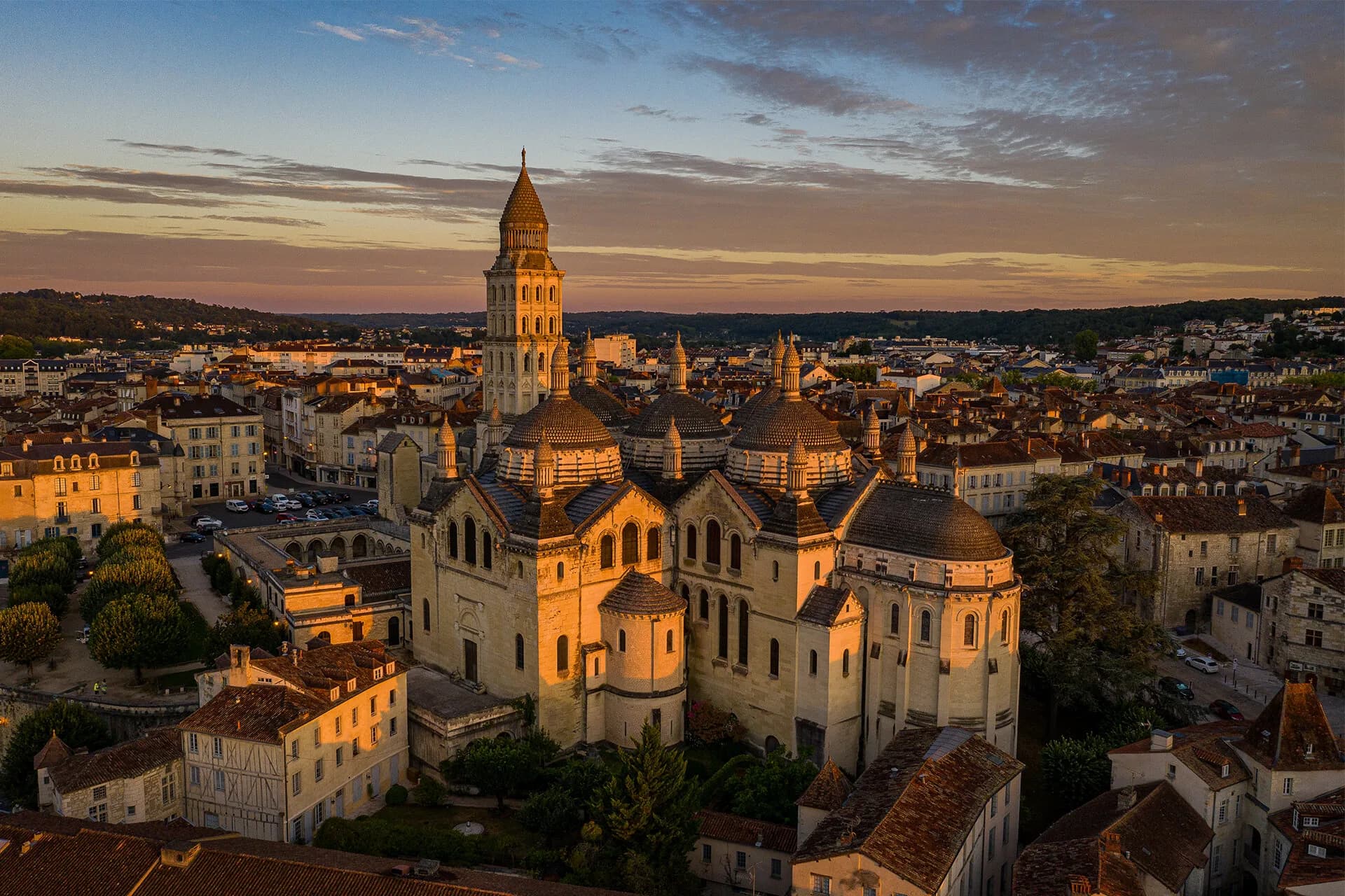 Vue aérienne de la cathédrale Saint-Front et des toits de Périgueux au lever du soleil