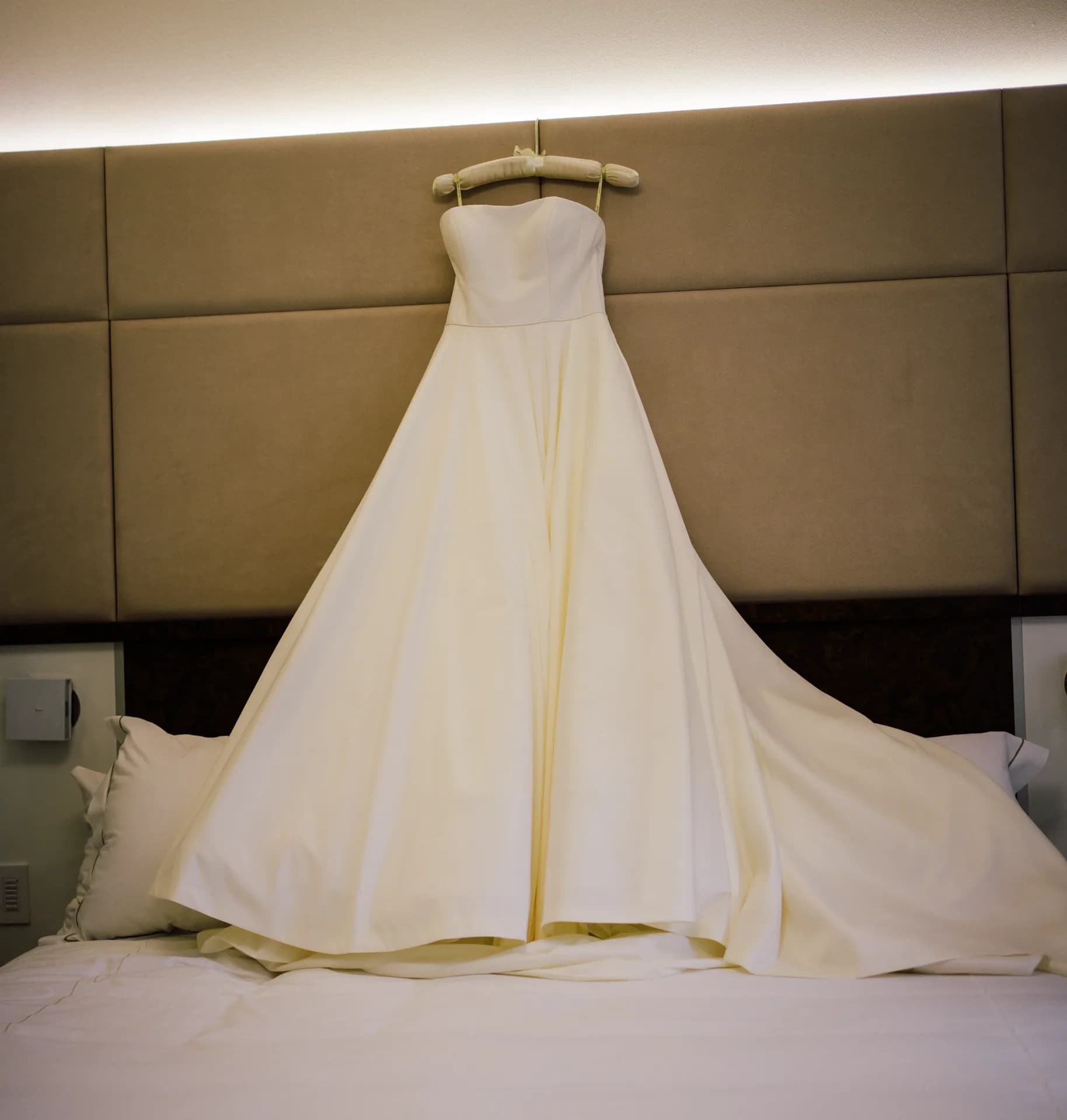 Robe de mariée suspendue avant les préparatifs