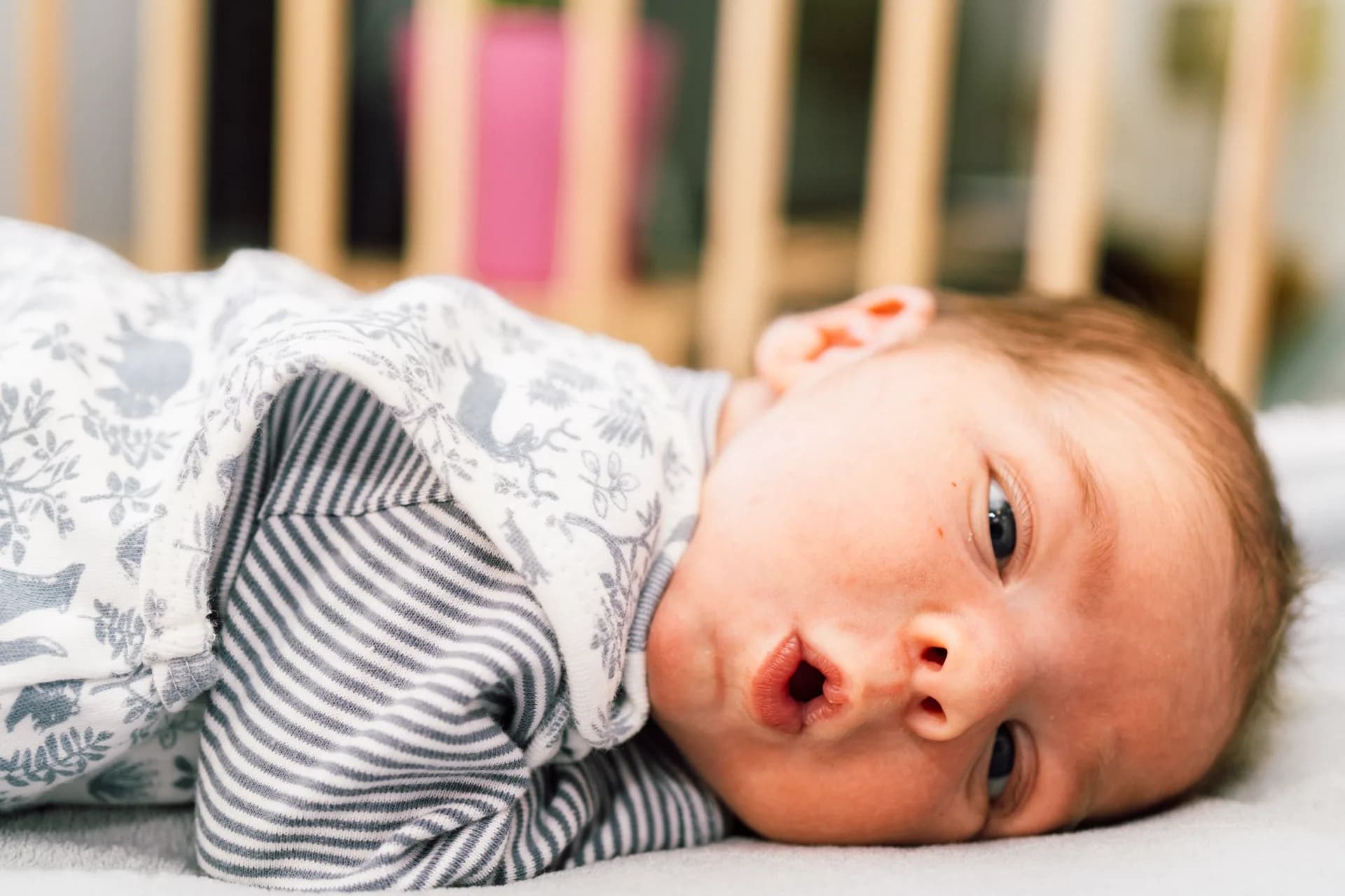 Moment tendre entre les parents et leur bébé