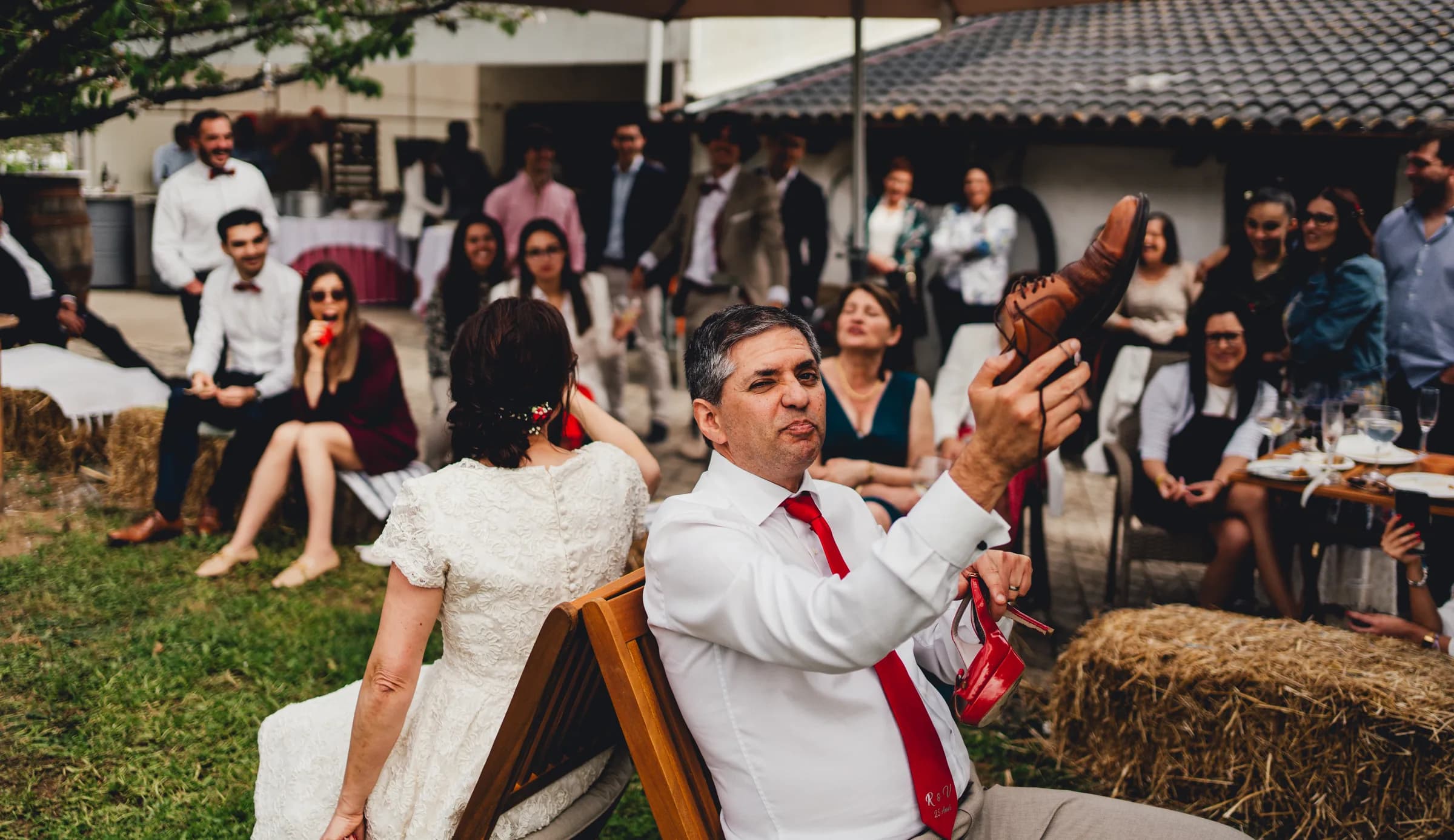 Mariés riant ensemble pendant la séance photo de couple